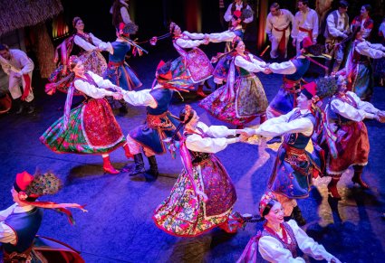 Artyści w kostiumach krakowskich podczas wykonywania choreografii tanecznej