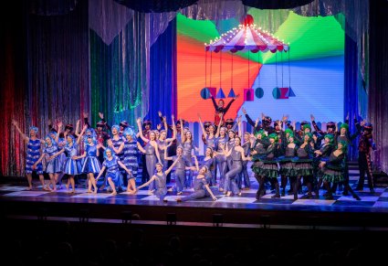 Na scenie Artyści występujący w spektaklu edukacyjnym "Kolory"