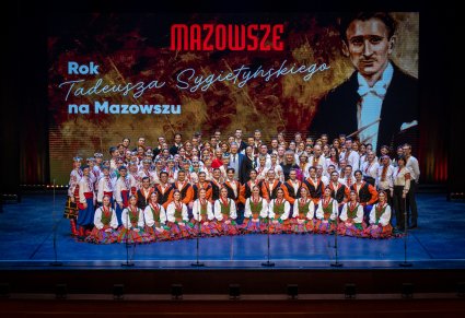 Zespół "Mazowsze" ustawiony na scenie do zdjęcia