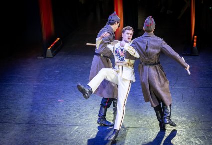 Postać Marszałka wyprowadzana przez Żołdaków