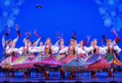 Na scenie Artyści w kostiumach krakowskich w trakcie wykonywania choreografii tanecznej