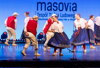 Zespół Masovia w kostiumach beskidu śląskiego podczas występu