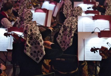 Widok na Artystki Orkiestry w kostiumach wilanowskich grające na instrumentach smyczkowych