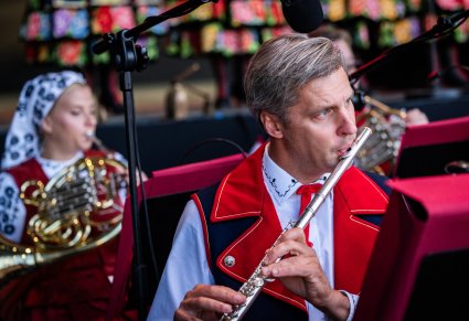 Zbliżenie na muzyków grajacych na instrumentach dętych
