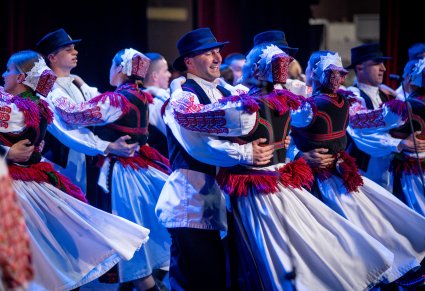 Pary Artystów zespołu z Dubrownika w tradycyjnych kostiumach w trakcie wykonywania choreografii tanecznej