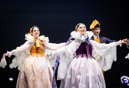 Zbliżenie na Artystów w kostiumach żywieckich, Artystki trzymają w ręku białą chusteczkę