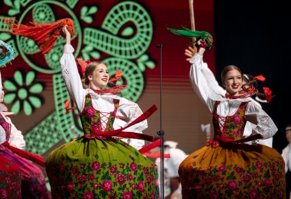 Artystki w kostiumach podhalańskich podczas wykonywania choreografii tanecznej