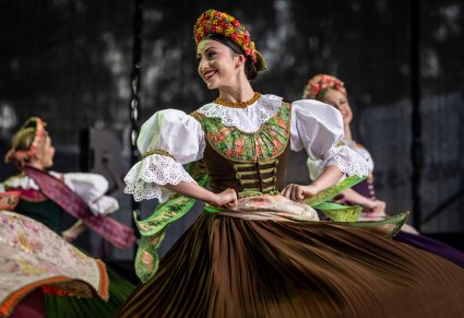 Zbliżenie na Artystkę Baletu w kostiumie rozbarskim w trakcie wykonywania choreografii tanecznej