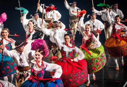 Na scenie Artyści w kostiumach podhalańskich w trakcie wykonywania choreografii tanecznej