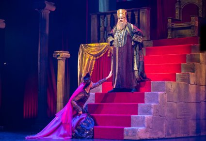 Wspólna scena postaci Heroda wraz z Królową, która błaga go ba kolanach