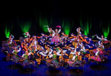 Artyści w układzie finałowym na scenie