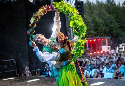 Para Artystów na scenie w kostiumach lubuskich
