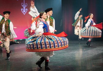 Na scenie pary Artystów w kostiumach spiskich w trakcie wykonywania choreografii tanecznej