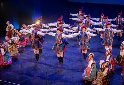 Na scenie Artyści w kostiumach krakowskich podczas wykonywania choreografii tanecznej