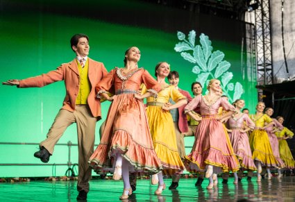 Pary Artystów w kostiumach starowarszawskich w trakcie wykonywania choreografii tanecznej