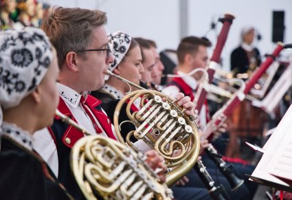 Zbliżenie na muzyków instrumentów dętych
