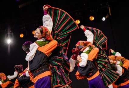 Na scenie pary Artystów w kostiumach sannickich w trakcie wykonywania finałowej choreografii tanecznej