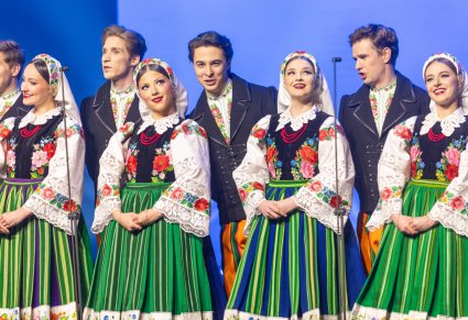 Zbliżenie na część Artystów chóru w kostiumach kocierzewskich w trakcie śpiewu