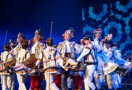 Artyści baletu JOC w kostiumach ludowych w układzie na scenie