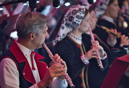 Zbliżenie na Artystów Orkiestry w kostiumach wilanowskich grających na instrumentach