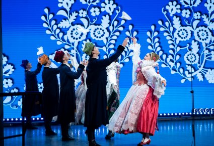 Pary Artystów w kostiumach żywieckich podczas wykonywania choreografii tanecznej