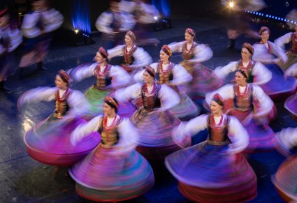 Zbliżenie na Artystki w kostiumach krakowskich podczas wykonywania obrotów