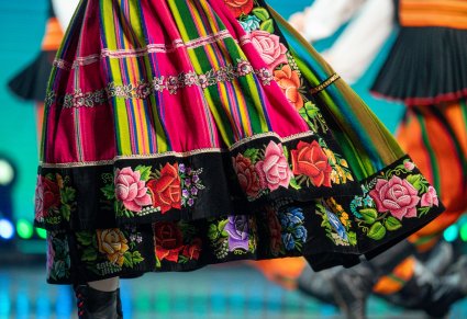 Zbliżenie na spódnicę z kostiumu łowickiego