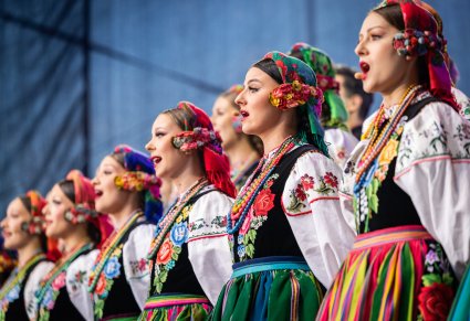 Zbliżenie na chórzystki w kostiumach łowickich