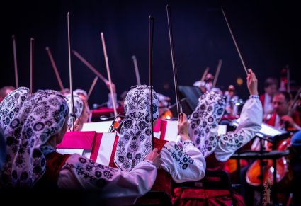 Widok na Orkiestrę w kostiumach wilanowskich, grającą na instrumentach smyczkowych