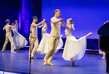 Na scenie pary Artystów Baletu w kostiumach współczesnych wykonujący choreografię taneczną