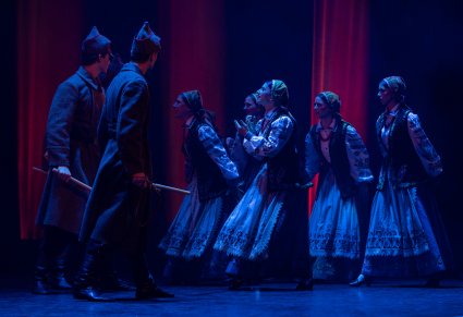 Postacie Żołdaków we wspólnej scenie z ludem