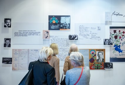 Cztery Kobiety podziwiające wystawę stworzoną z okazji 130. rocznicy urodzin Tadeusza Sygietyńskiego