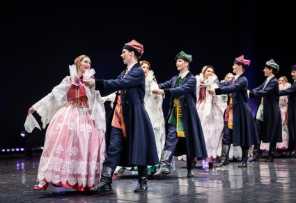 Na scenie Pary Artystów w kostiumach żywieckich podczas wykonywania choreografii tanecznej