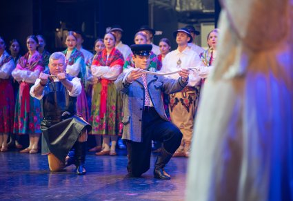 Na pierwszym planie klęczący Rzemieślnicy trzymający w dłoniach dary dla Jezuska