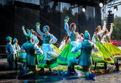 Tancerze w kostiumach lubuskich podczas wykonywania choreografii na scenie