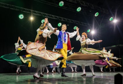 Artyści baletu w kostiumach opolskich, podczas tańca na scenie