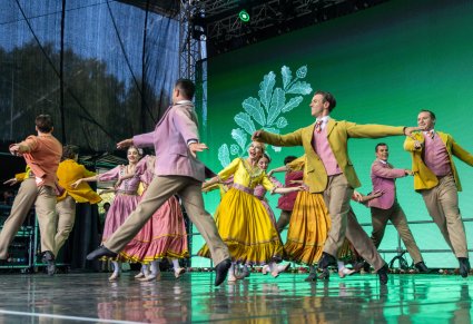 Grupa Artystów Baletu w kostiumach starowarszawskich w trakcie wykonywania choreografii tanecznej