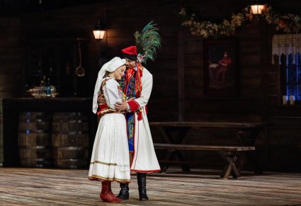 Zbliżenie na Parę Młodą w kostiumach krakowskich