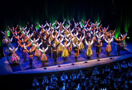 Artyści zespołu "Mazowsze" w finałowych ukłonach