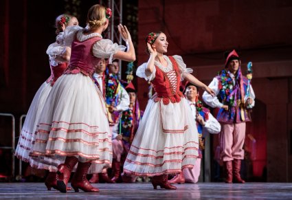 Artyści na scenie w kostiumach rondo podczas wykonywania choreografii tanecznej