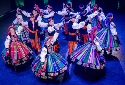 Artyści w kostiumach łowickich podczas układu na scenie