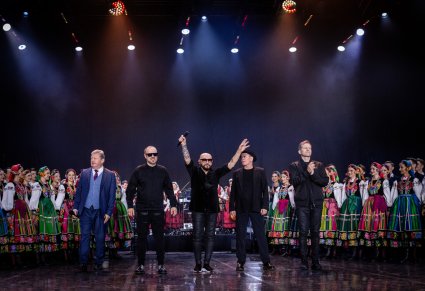 Na scenie Dyrektor zespołu "Mazowsze" wraz z zespołem Kombii oraz z Artystami zespołu "Mazowsze"