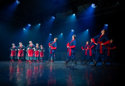 Na scenie Artyści w kostiumach kujawskich w trakcie wykonywania choreografii tanecznej