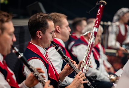Zbliżenie na Artystów Orkiestry w kostiumach wilanowskich