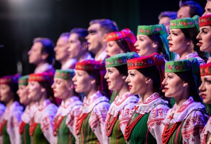 Zbliżenie na Artystów w kostiumach kurpiowskich w trakcie śpiewu