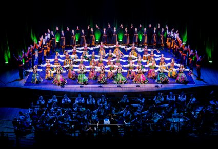 Artyści w układzie finałowym na scenie