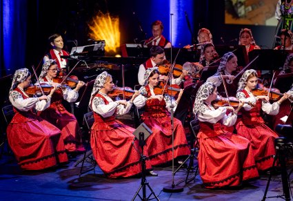 Zbliżenie na część orkiestry smyczkowej