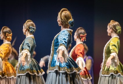 Artystki w kontuszach podczas wykonywania choreografii tanecznej