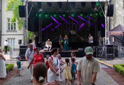 Na małej scenie występ zespołu Drëszë, widoczna część Publiczności
