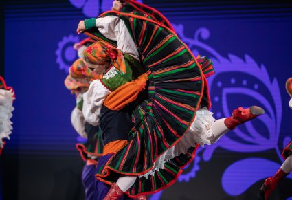 Zbliżenie na tancerkę w kostiumie sannickim podczas podnoszenia